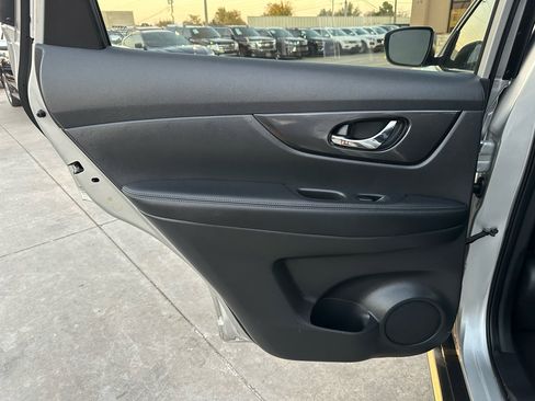 Used 2017 Nissan Rogue SV image 29