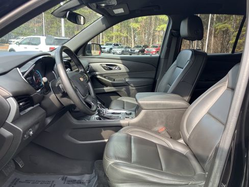 Used 2023 Chevrolet Traverse LT image 16