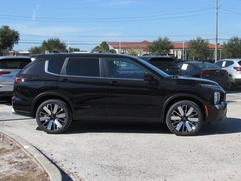 New 2025 Mitsubishi Outlander SE image 2