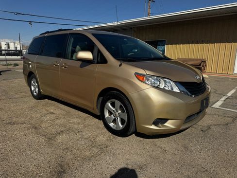 Used 2012 Toyota Sienna LE w/ Towing Pkg FWD image 2