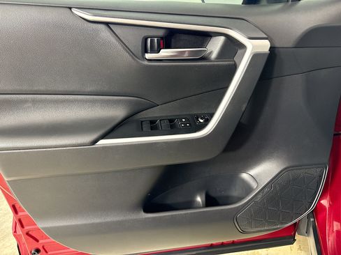 Used 2020 Toyota RAV4 XLE w/ Carpet Mat Package AWD/4WD image 17