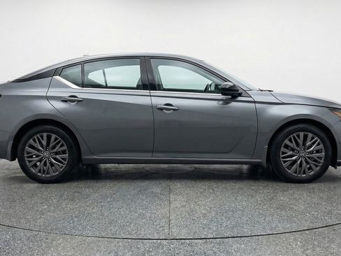 Used 2025 Nissan Altima 2.5 SV FWD image 11
