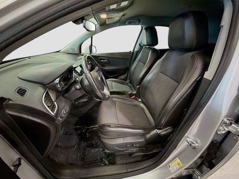 Used 2019 Chevrolet Trax LT w/ LT Convenience Package FWD image 18