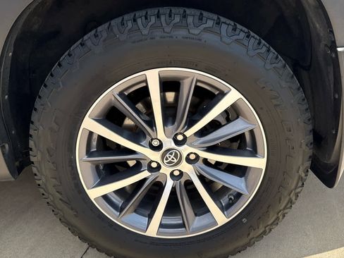 Used 2019 Toyota Highlander XLE image 10