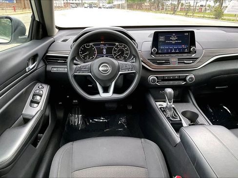 Used 2025 Nissan Altima 2.5 SV FWD image 5