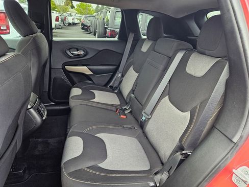 Used 2018 Jeep Cherokee Latitude w/ Altitude Package image 24