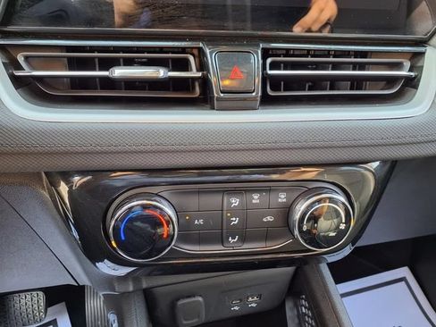 Used 2025 Chevrolet TrailBlazer LT AWD/4WD image 28