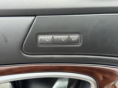 Used 2019 INFINITI Q70 Luxe RWD image 17