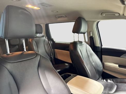 Used 2022 Kia Carnival LX FWD image 28