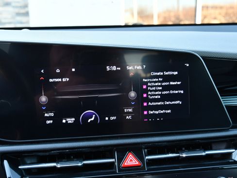 Used 2023 Kia Niro EX Touring image 17