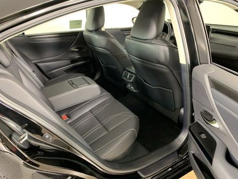 Used 2025 Lexus ES 300h w/ Luxury Package image 39