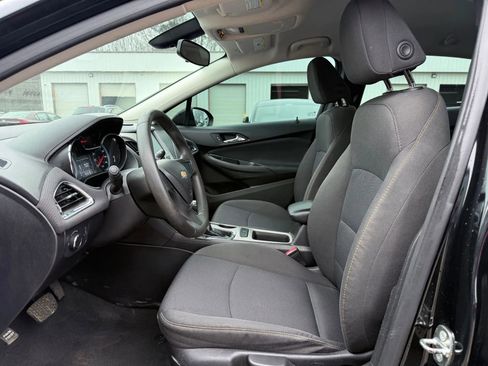 Used 2018 Chevrolet Cruze LS image 2