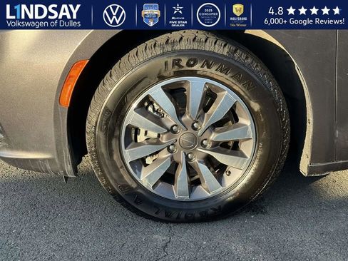 Used 2023 Chrysler Pacifica Touring-L image 7