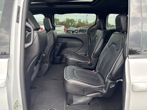 Used 2025 Chrysler Pacifica Limited FWD image 20