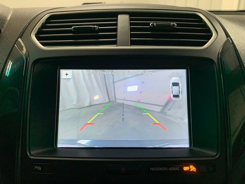 Used 2017 Ford Explorer XLT w/ Equipment Group 202A image 10