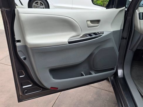 Used 2012 Toyota Sienna LE w/ Preferred Pkg FWD image 28