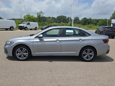 Used 2024 Volkswagen Jetta SE FWD image 2