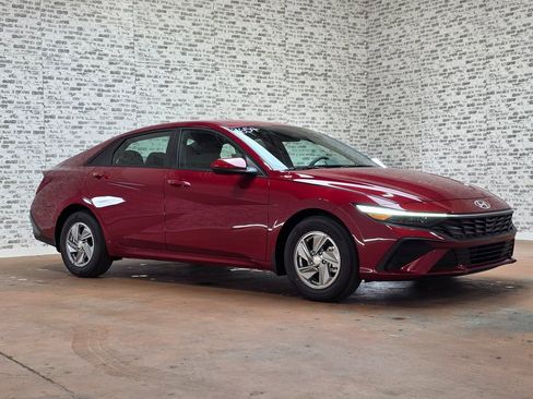 New 2026 Hyundai Elantra SE image 1