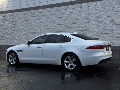 Used 2017 Jaguar XF image 2