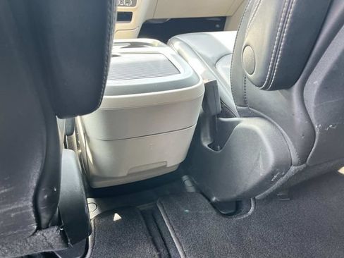 Used 2023 Chrysler Pacifica Touring-L FWD image 17