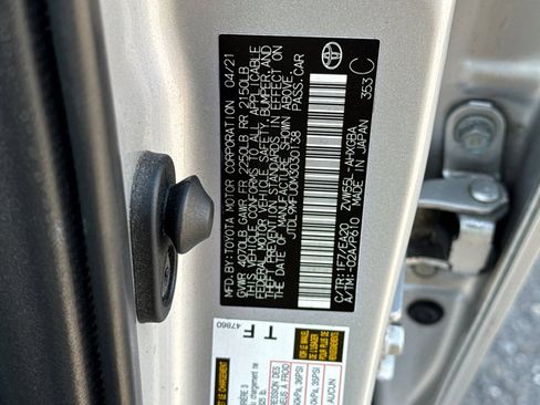Used 2021 Toyota Prius XLE AWD/4WD image 28