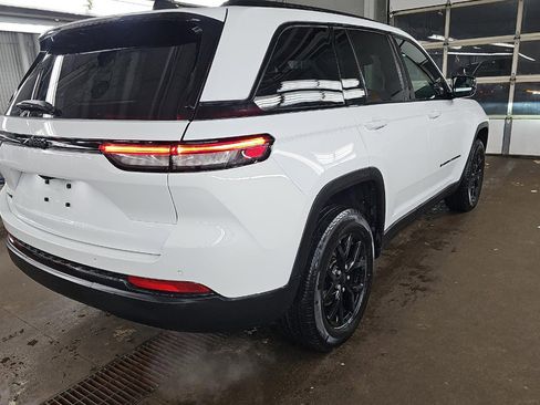 Used 2024 Jeep Grand Cherokee Altitude image 4