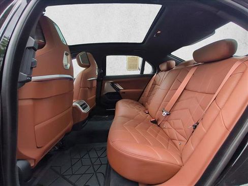 Used 2025 BMW 750e xDrive AWD/4WD image 21