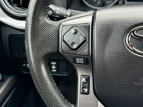 Used 2022 Toyota Tacoma TRD Off-Road AWD/4WD image 32
