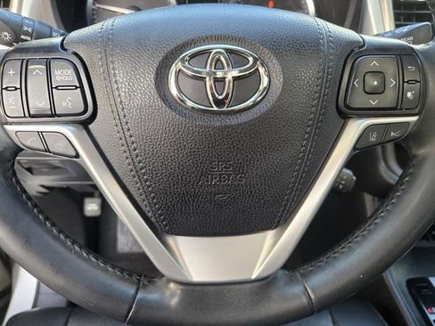 Used 2019 Toyota Highlander XLE FWD image 25