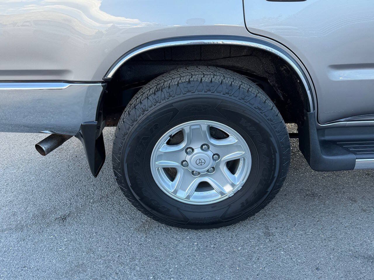 Used 2002 Toyota 4Runner SR5 AWD/4WD image 16