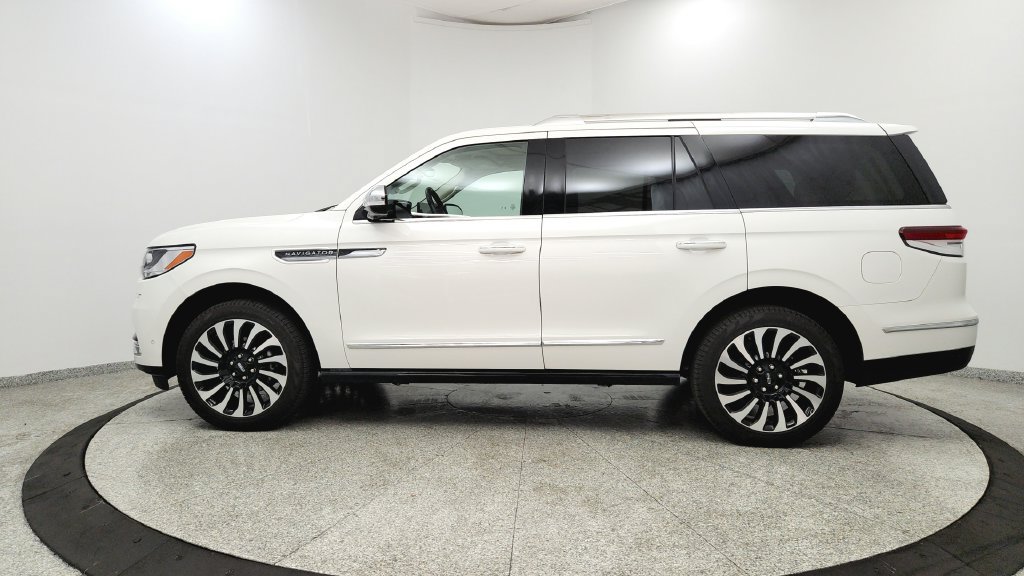 Used 2024 Lincoln Navigator Black Label AWD/4WD image 2