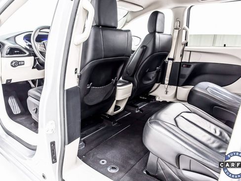 Used 2020 Chrysler Pacifica Touring-L image 30