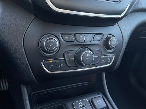 Used 2020 Jeep Cherokee Latitude Plus image 18