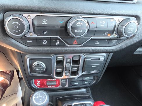 Used 2025 Jeep Wrangler Unlimited Sport AWD/4WD image 42