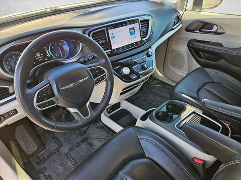 Used 2023 Chrysler Pacifica Touring-L FWD image 12