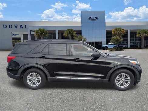 Used 2020 Ford Explorer XLT image 3