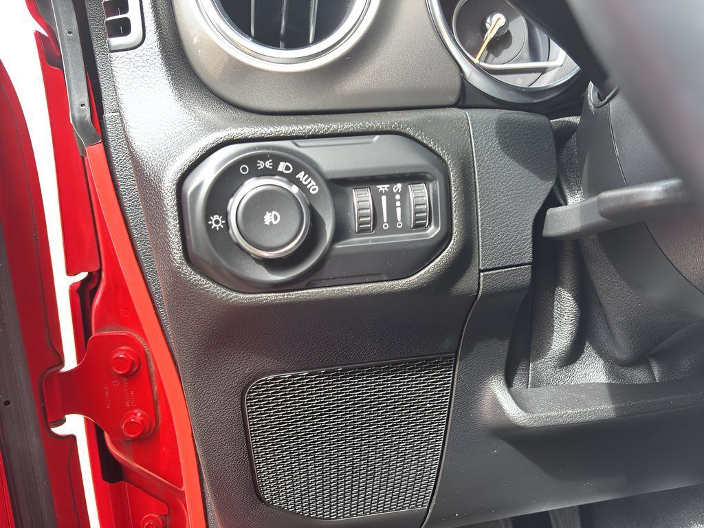 Used 2021 Jeep Wrangler Unlimited Sahara AWD/4WD image 26