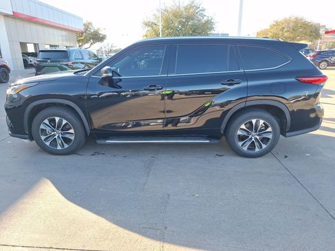 Used 2021 Toyota Highlander XLE image 3