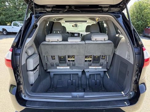 Used 2018 Toyota Sienna XLE w/ XLE Navigation Package FWD image 12
