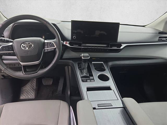 Used 2025 Toyota Sienna XLE FWD image 13