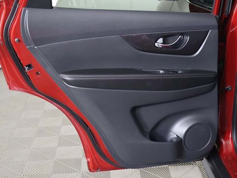 Used 2018 Nissan Rogue SV w/ Sun & Sound Touring Package image 27