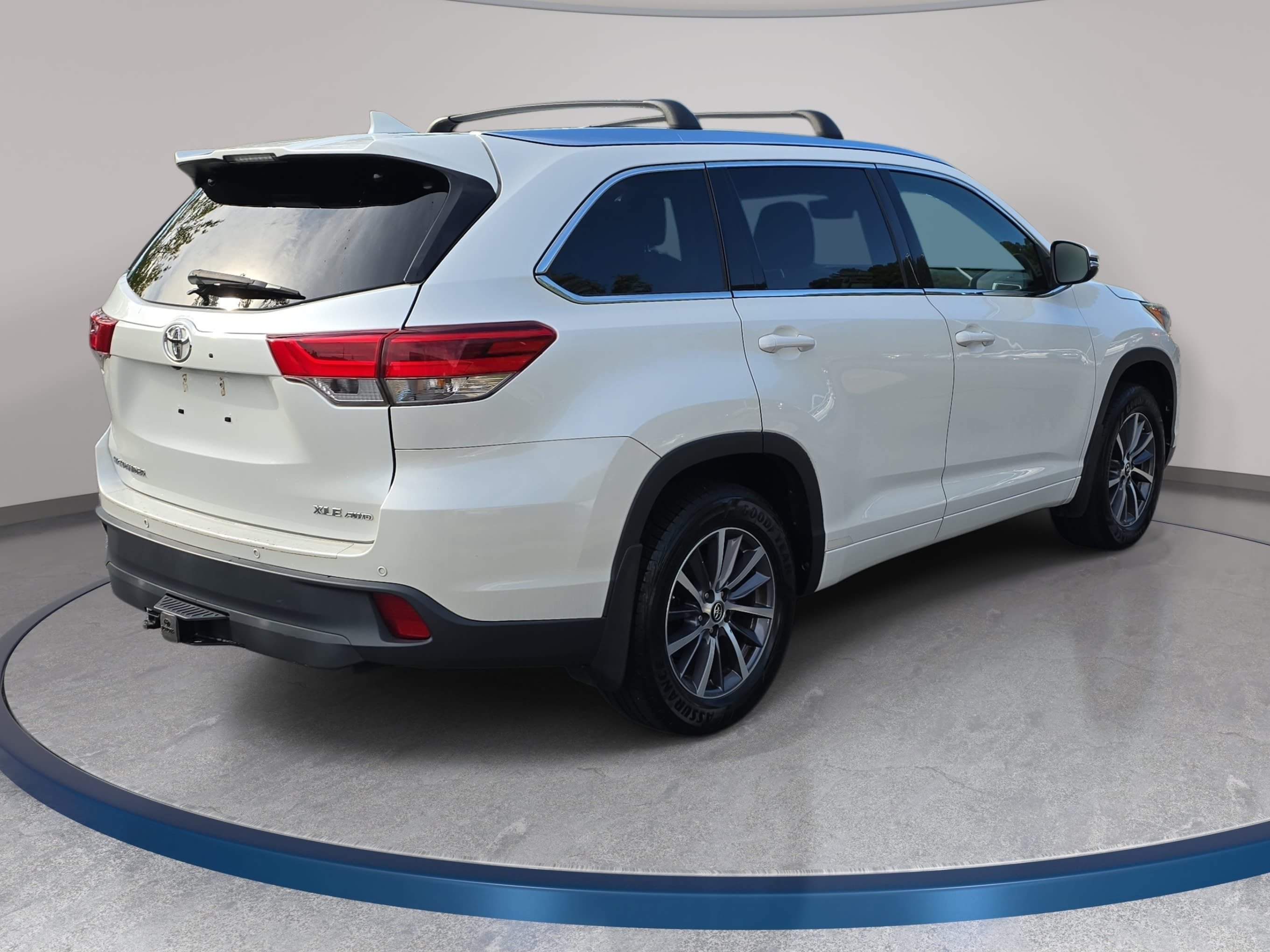 Used 2017 Toyota Highlander XLE AWD/4WD image 5