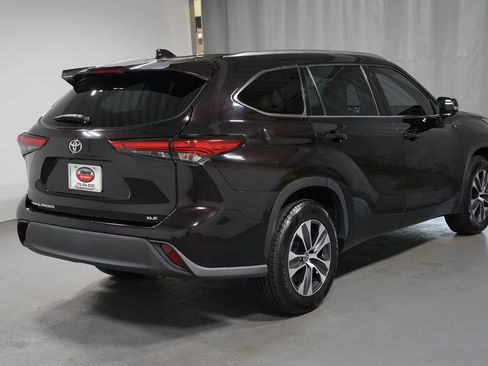 Certified 2021 Toyota Highlander XLE FWD image 8