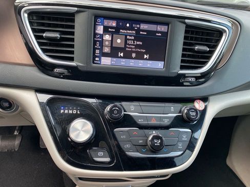 Used 2023 Chrysler Voyager LX image 11