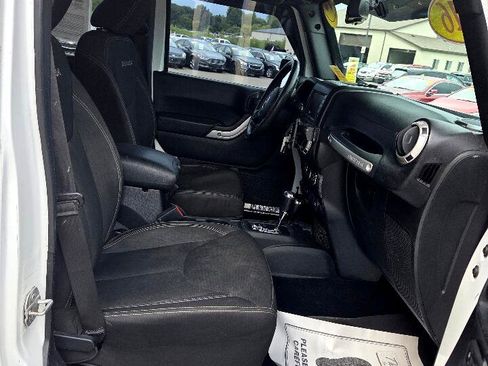 Used 2016 Jeep Wrangler Unlimited Sahara w/ Connectivity Group image 15