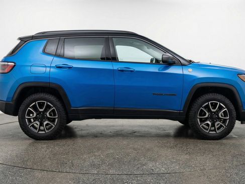 Used 2025 Jeep Compass Trailhawk AWD/4WD image 8
