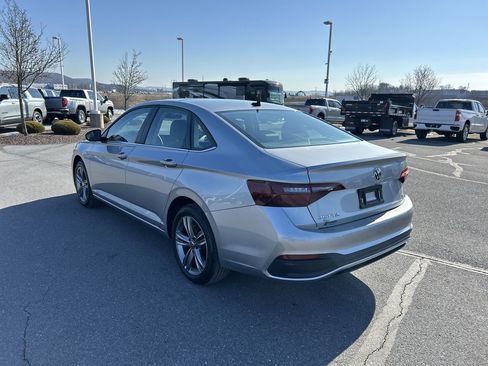 Used 2023 Volkswagen Jetta SE image 5
