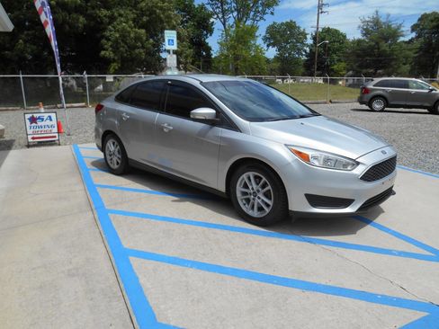 Used 2018 Ford Focus SE w/ Cold Weather Package FWD image 18
