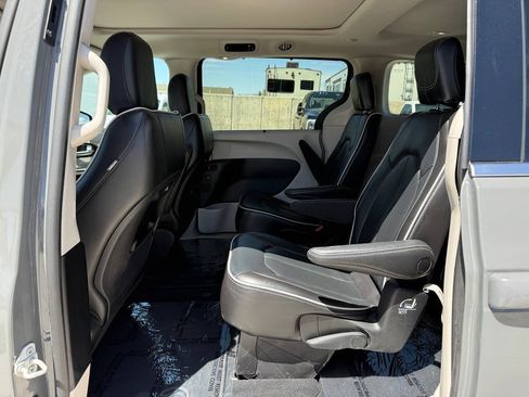 Used 2023 Chrysler Pacifica Limited FWD image 19