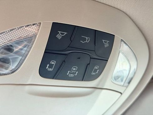 Used 2023 Chrysler Voyager LX image 17